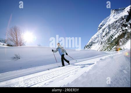 Femme ski de fond, en tourbillon près de Galtuer, Tyrol, Autriche Banque D'Images