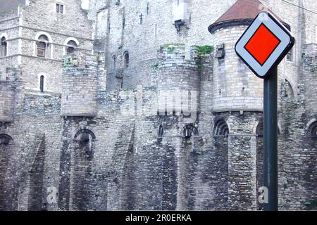 Panneau de signalisation en face du château de Gravensteen, Gand, Belgique Banque D'Images