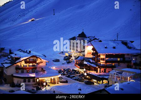 Vue sur Kuehtai en soirée, station de ski d'hiver Kuehtai, Tyrol, Autriche Banque D'Images