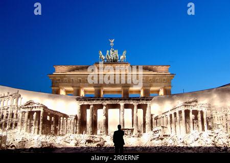 Rappelant la fin de la guerre mondiale 2, exposition devant la porte de Brandebourg, Berlin, Allemagne Banque D'Images