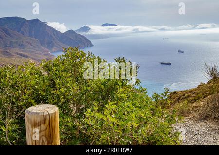 Vue sur la mer Méditerranée, Cala Salitrona, la côte de Carthagène. Murcie. Espagne. Banque D'Images
