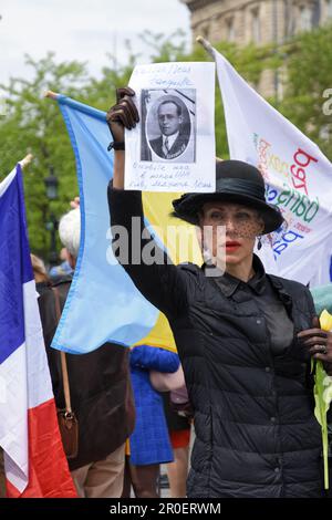 Nadezhda Kutepova l'activité russe refugiée en France est exfilmée de la place de la république par la police lors de la commoration du 8 mai Banque D'Images