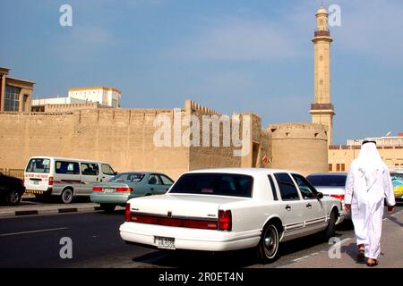 Arabe et voitures devant le musée de Dubaï, Dubaï, Émirats arabes Unis, Moyen-Orient, Asie Banque D'Images
