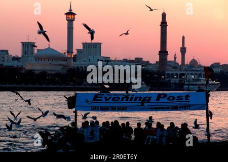 Personnes sur un ferry d'Abra sur Dubai Creek dans la soirée, Dubaï, Émirats arabes Unis, Moyen-Orient, Asie Banque D'Images
