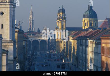 Vue sur Ludwigstrasse jusqu'à Odeosplatz, Munich, Bavière, Allemagne Banque D'Images