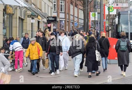 Passers-By, Moenckebergstrasse, centre-ville, Hambourg, Allemagne Banque D'Images