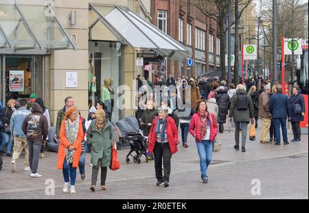 Passers-By, Moenckebergstrasse, centre-ville, Hambourg, Allemagne Banque D'Images