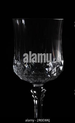 Silhouette d'un verre de vin en cristal sur fond noir Banque D'Images