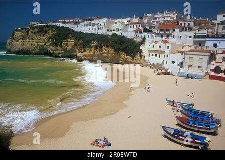 Fischerboote, Strand, Carvoeiro, Algarve Portugal Banque D'Images