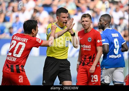 Arbitre Harm Osmers en conversation discussion avec Makoto Hasebe Eintracht Frankfurt SGE (20) Jesper Lindstroem Eintracht Frankfurt SGE (29) Gesture Banque D'Images