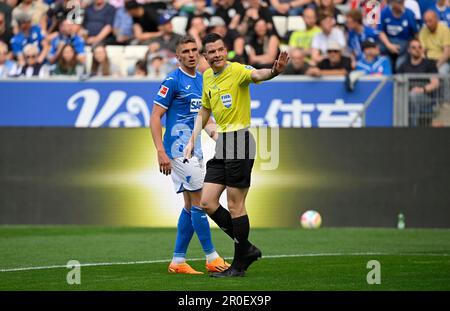 Arbitre Harm Osmers en conversation discussion avec Grischa Proemel TSG 1899 Hoffenheim (06), PreZero Arena, Sinsheim, Bade-Wurtemberg, Allemagne Banque D'Images