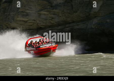 Personnes dans un Jetboat sur Shotover River, Queenstown, Central Otago, South Island, Nouvelle-Zélande, Océanie Banque D'Images