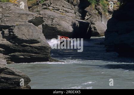 Personnes dans un Jetboat sur Shotover River, Queenstown, Central Otago, South Island, Nouvelle-Zélande, Océanie Banque D'Images