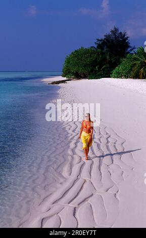 Frau schlendert am Strand, la femme marche sur le beac, la femme marche sur la plage Banque D'Images