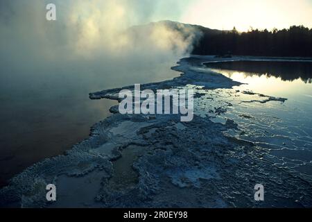 Piscine à champagne, Waiotapu, Rotorua, lac de cratère, piscine sulfureuse bouillante, Centre géothermique, Nouvelle-Zélande Banque D'Images