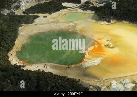 Antenne de Champagne Pool, Waiotapu, Rotorua, cratère lac, bouillonnante piscine sulfureuse, Centre géothermique, Luftaufnahme, Naturschauspiel Banque D'Images