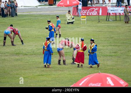 Jeunes lutteurs au Naadam National, Oulan-Bator, Mongolie Banque D'Images