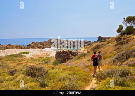 Couple trekking le long de la côte, près de Vathée, Péloponnèse, Grèce Banque D'Images