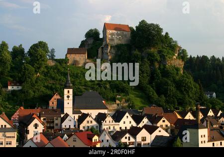 Château de Pottenstein au-dessus de la ville de Pottenstein, Suisse franconienne, Bavière, Allemagne, Europe Banque D'Images