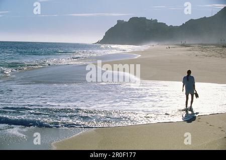 Femme se promenant le long de la plage, Basse Californie, Mexique, Amérique Banque D'Images