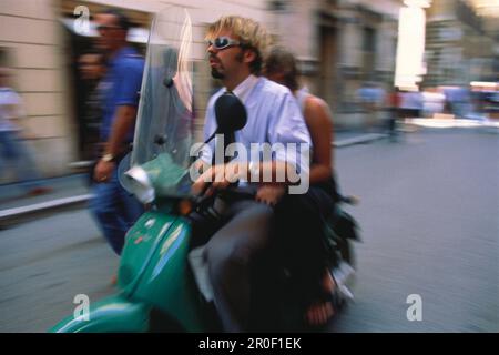 Couple sur un scooter, Rome, Italie, Europe Banque D'Images