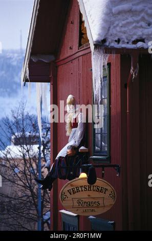 Cabine avec figure en hiver, Lillehammer, Oppland, Norvège, Europe Banque D'Images