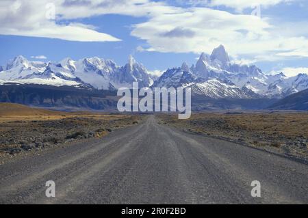 Route vide menant au Mont Fitz Roy, El Caltén, Patagonie, Argentine, Amérique du Sud, Amérique Banque D'Images