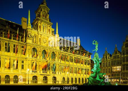 Hôtel de ville éclairé et fontaine Brabo la nuit, Anvers, Flandre, Belgique, Europe Banque D'Images