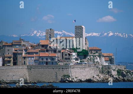 Vue sur la ville d'Antibes avec les alpes en arrière-plan, Côte d'Azur, Provence, France, Europe Banque D'Images