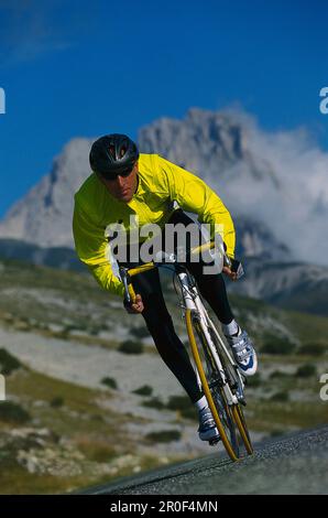 Cycliste de course sur un tronçon de descente, Campo Imperatore, Abruzzo, Italie Banque D'Images