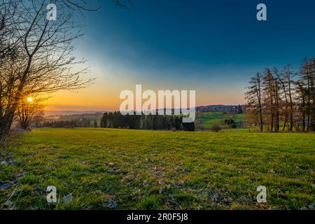 Coucher de soleil près de Vysoke nad Jizerou au printemps couleur fraîche belle soirée Banque D'Images