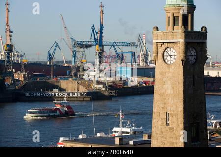 Vue sur Landungsbruecken jusqu'à dockyards, St. Pauli, Hambourg, Allemagne Banque D'Images