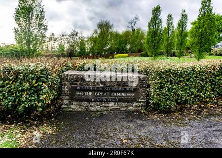 Un mémorial sur le site du cimetière de la famine à Irevinestown, Co Fermanagh.plus de 1 millions de personnes sont mortes lors de l'échec de la culture de la pomme de terre de 1845-1851. Banque D'Images