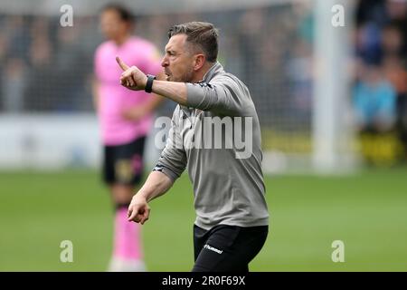 Jon Brady, le directeur de Northampton Town, dit aux fans de ses équipes de sortir du terrain lorsqu'ils ont envahi le terrain avant la fin du match. EFL Skybet deuxième match de football, Tranmere Rovers / Northampton Town à Prenton Park, Birkenhead, Wirral, le lundi 8th mai 2023. Cette image ne peut être utilisée qu'à des fins éditoriales. Utilisation éditoriale uniquement, licence requise pour une utilisation commerciale. Aucune utilisation dans les Paris, les jeux ou les publications d'un seul club/ligue/joueur.pic par Chris Stading/Andrew Orchard sports photographie/Alay Live News Banque D'Images