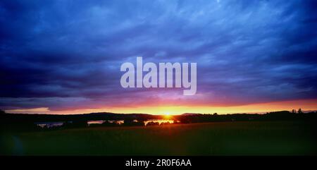 Coucher de soleil sur Staffelsee, Murnau, Blaues Land, Landkreis Garmisch, haute-Bavière, Allemagne Banque D'Images