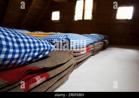 Couvertures en laine dans un dormatoire. Cluozza Hut, Cluozza Valley, Val Cluozza, Parc national suisse, Engadine, Graubuenden, Grisons, Suisse, Alpes Banque D'Images