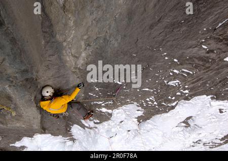 Grimpeur sur glace masculin, escalade mixte, Terminator Wall, Colombie-Britannique, Canada Banque D'Images