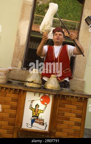 Vendeur turc de vêtements traditionnels vendant de la crème glacée, Turquie Banque D'Images
