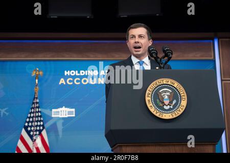 Washington DC, États-Unis. 08th mai 2023. Le secrétaire américain aux Transports, Pete Buttigieg, fait des remarques sur la protection des consommateurs en cas de retard ou d'annulation de vols dans l'auditorium de la Cour du Sud à la Maison Blanche à Washington, DC, 8 mai 2023. Credit: Chris Kleponis/Pool via CNP /MediaPunch Credit: MediaPunch Inc/Alay Live News Banque D'Images