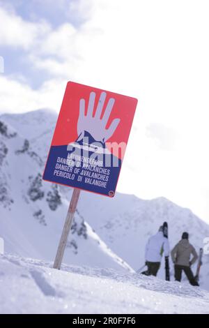 Skieur deux avoir quitté la zone de sécurité de la pente, Kuehtai, Tyrol, Autriche Banque D'Images