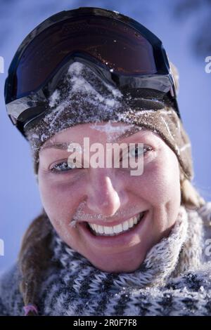 Jeune femme portant des lunettes de ski, portrait, Kuehtai, Tyrol, Autriche Banque D'Images