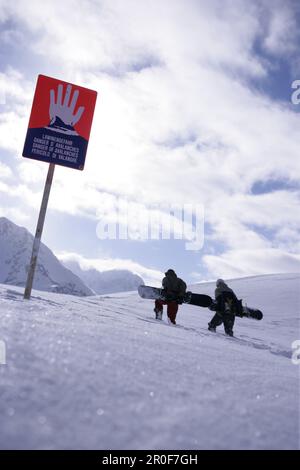 Deux personnes avec les planches à avoir quitté la zone de sécurité de la pente, Kuehtai, Tyrol, Autriche Banque D'Images