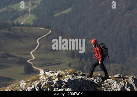 Jeune femme grimpeur sur Donnerkogel, Dachstein Mountain, Autriche Banque D'Images