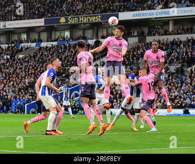 Brighton, Royaume-Uni. 08th mai 2023. James Tarkowski du FC Everton fait un header de plongée pour éliminer le ballon de son propre col de but lors du match de la Premier League entre Brighton & Hove Albion et Everton à l'Amex on 8 mai 2023 à Brighton, en Angleterre. (Photo de Jeff Mood/phcimages.com) Credit: PHC Images/Alamy Live News Banque D'Images