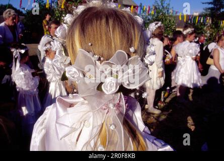 Procession sur tapis de fleurs pour Corpus Christi à Spicimierz près de Lodz, Pologne Banque D'Images