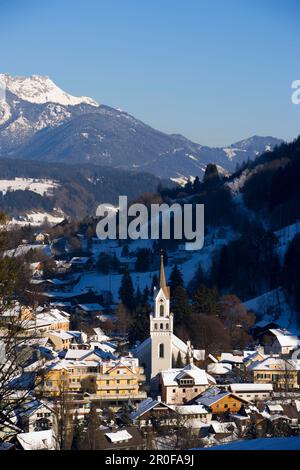 Vue sur Schladming, Dachstein montagnes à backgroung, ski AMADE, Styrie, Autriche Banque D'Images