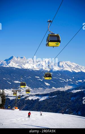 Téléphérique de cabine et skieurs sur la pente Dachstein montagnes à l'horizon, Flachau, Salzburger Land, Autriche Banque D'Images