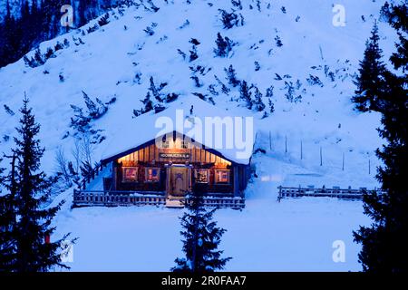 Vue sur la cabane alpine éclairée (Hochwurzenalm), Schladming, ski AMADE, Styrie, Autriche Banque D'Images