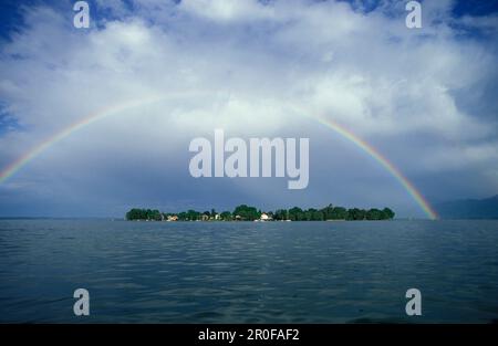 Un arc-en-ciel au-dessus du lac Chiemsee, vue de l'ouest, lac Chiemsee, Bavière, Allemagne Banque D'Images