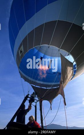 Décollage d'un vol en montgolfière montrant le chauffage du ballon à air chaud et des passagers dans la télécabine, Bad Toelz, haute-Bavière, Bavière, Allemagne Banque D'Images